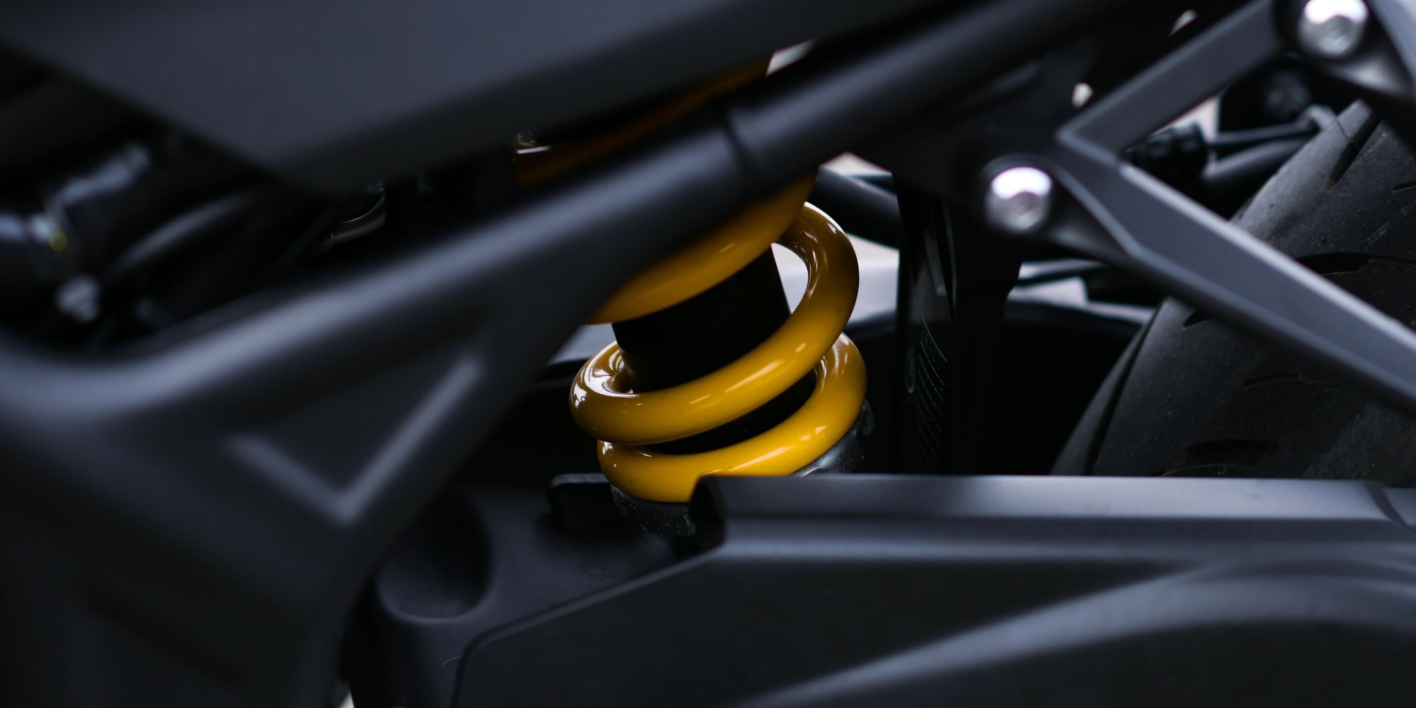 ヤマハのレースマシン YZR-M1をイメージしたハンドルクラウン