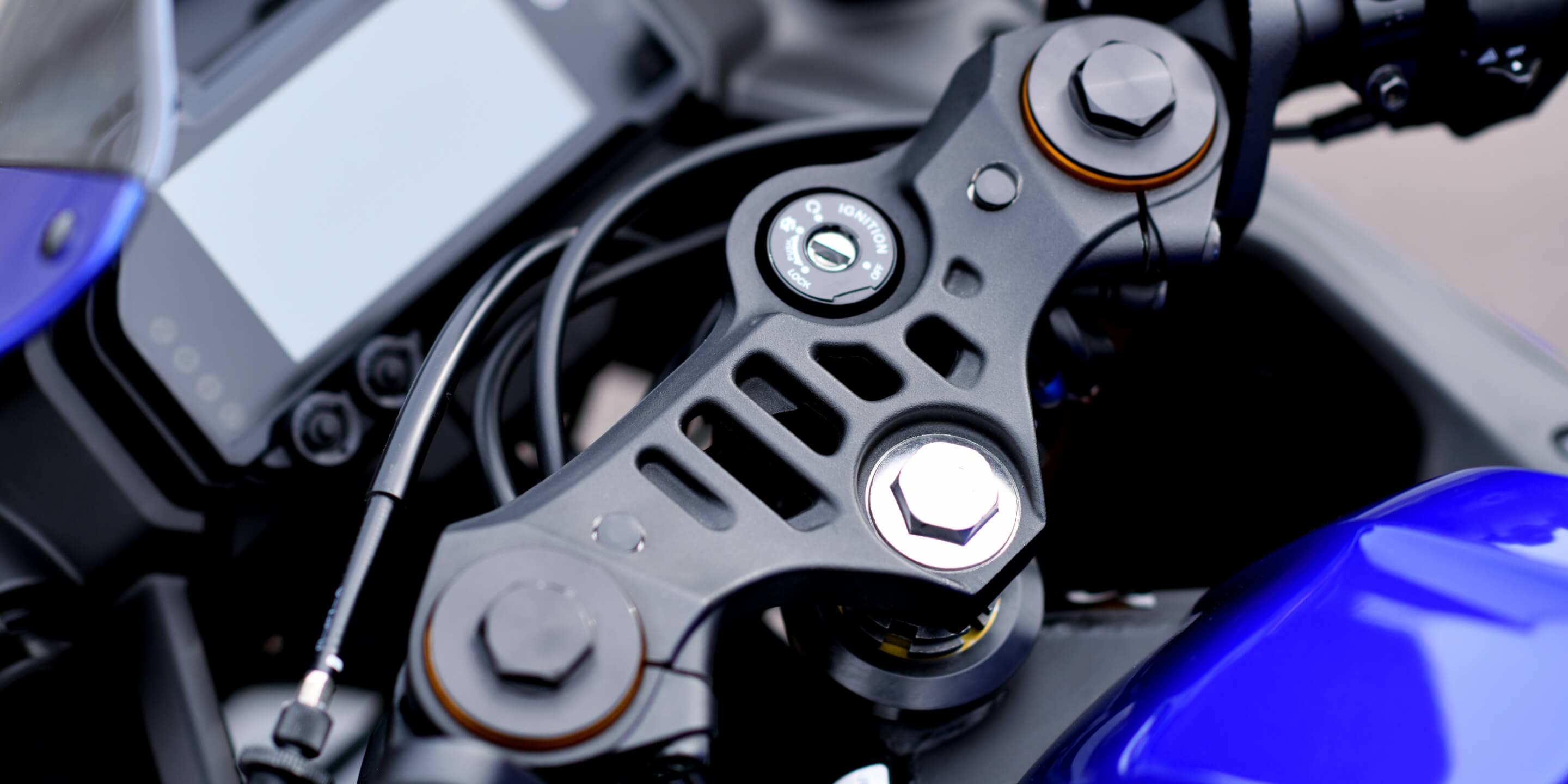 ヤマハのレースマシン YZR-M1をイメージしたハンドルクラウン