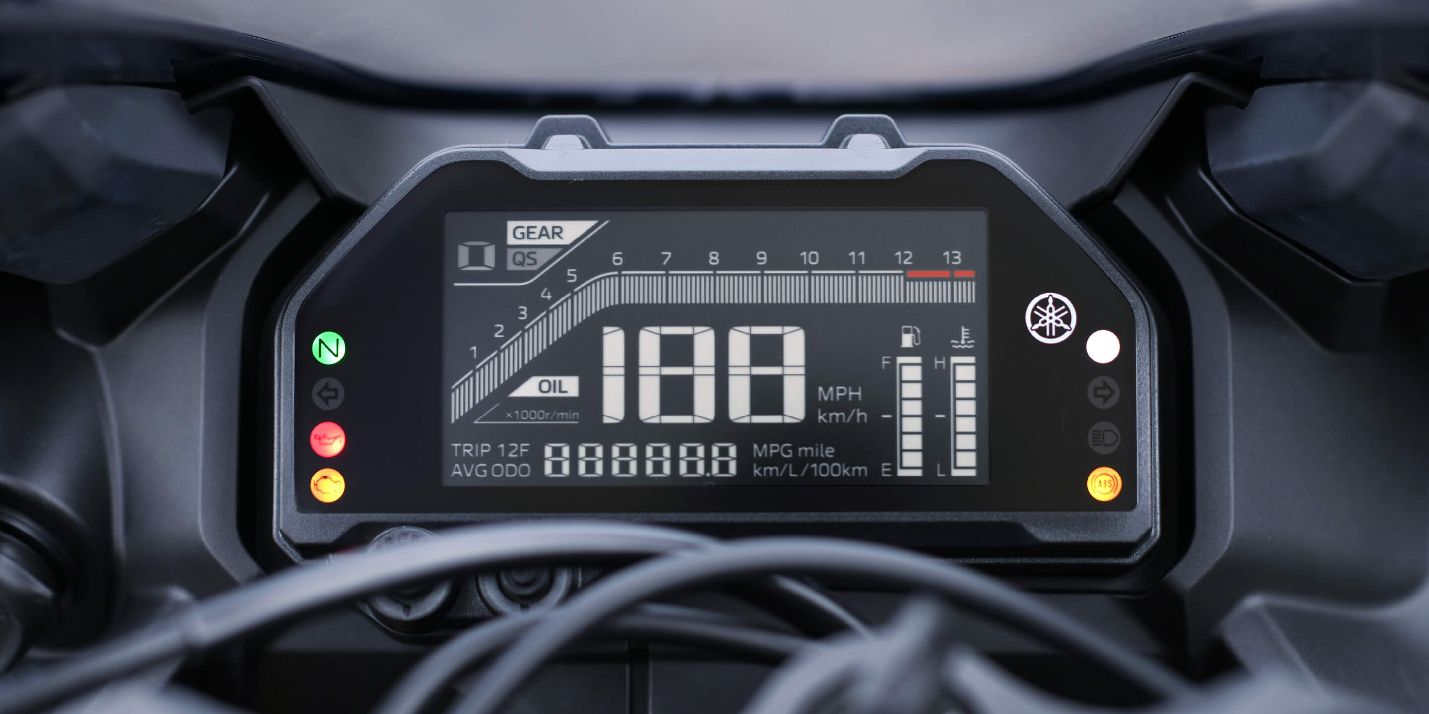 視認性に優れたマルチファンクションメーター