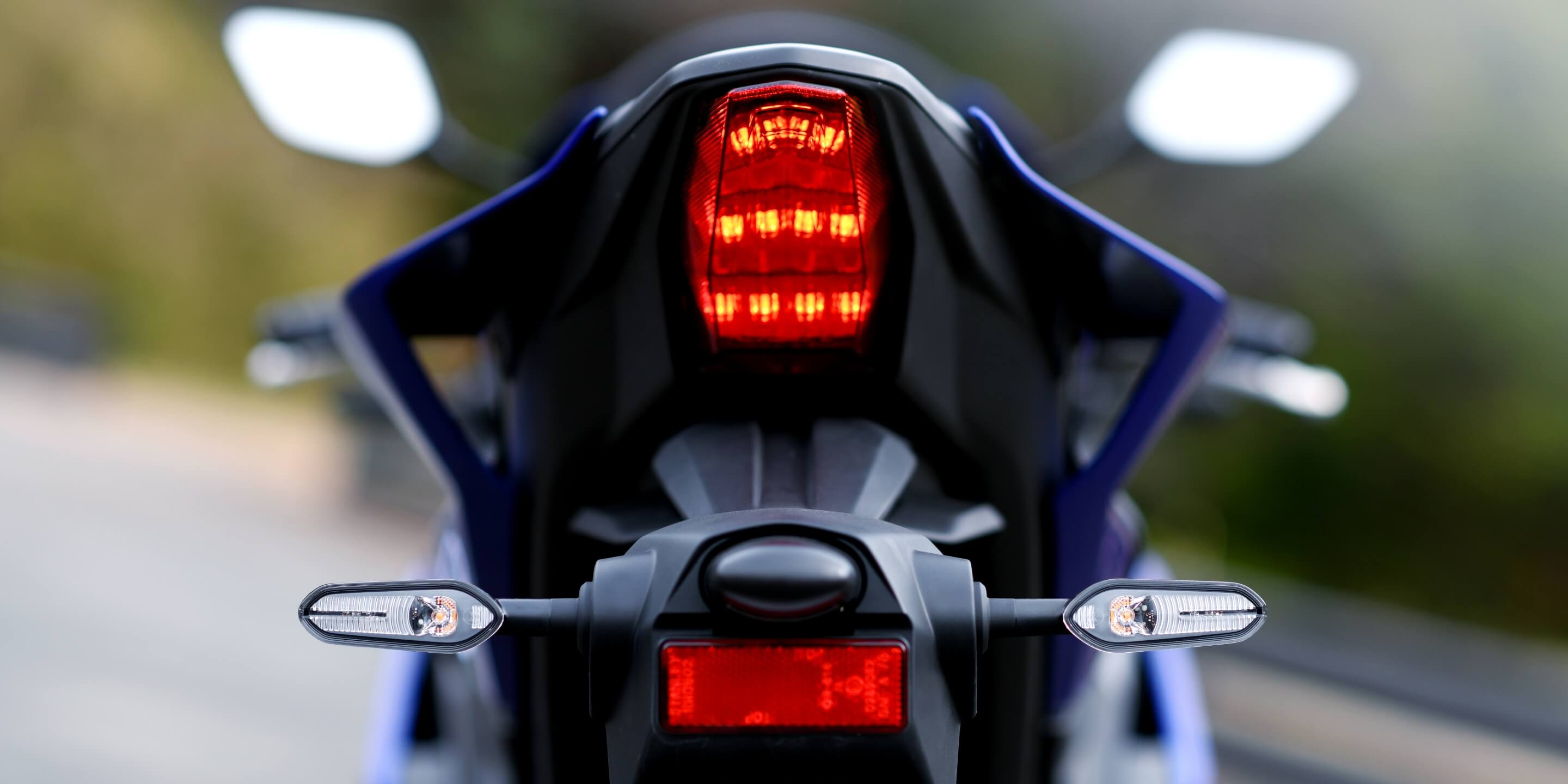 ヤマハのレースマシン YZR-M1をイメージしたハンドルクラウン