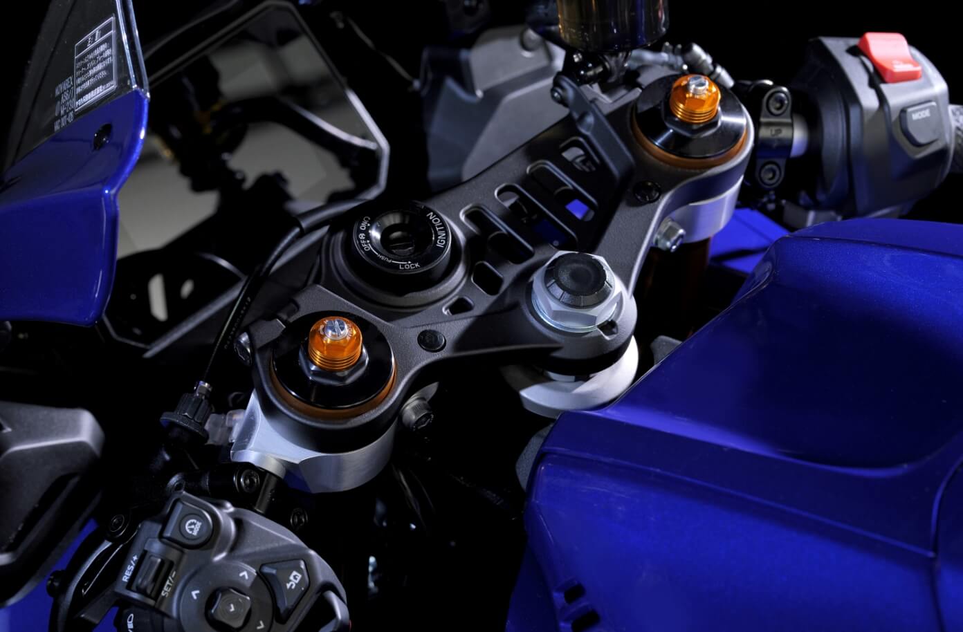 レースマシンを彷彿とするハンドルクラウン