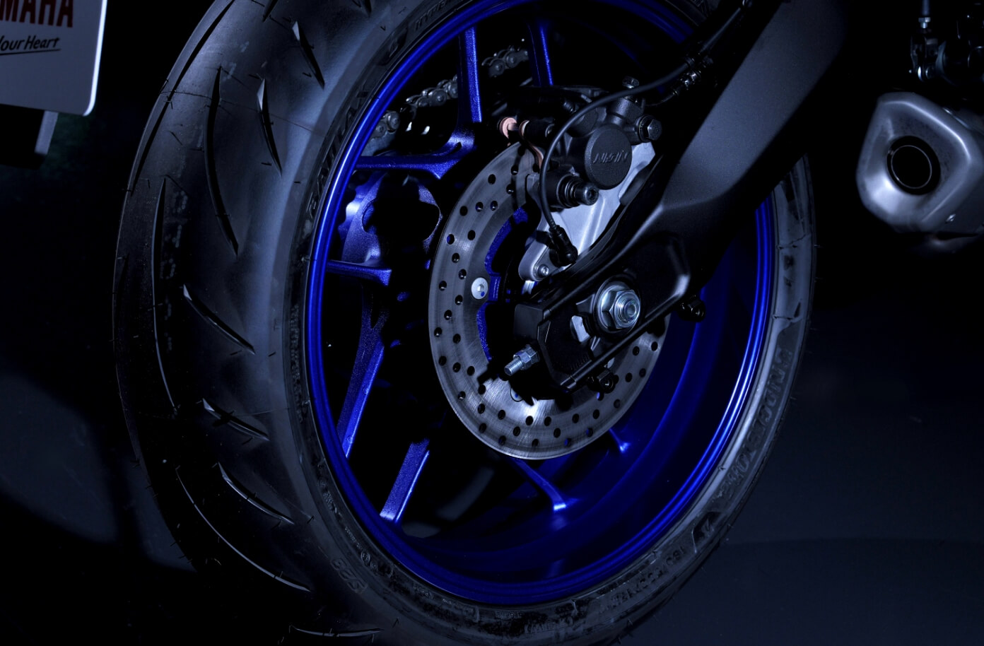 多様なステージに対応するブリヂストン製スポーツラジアルタイヤ