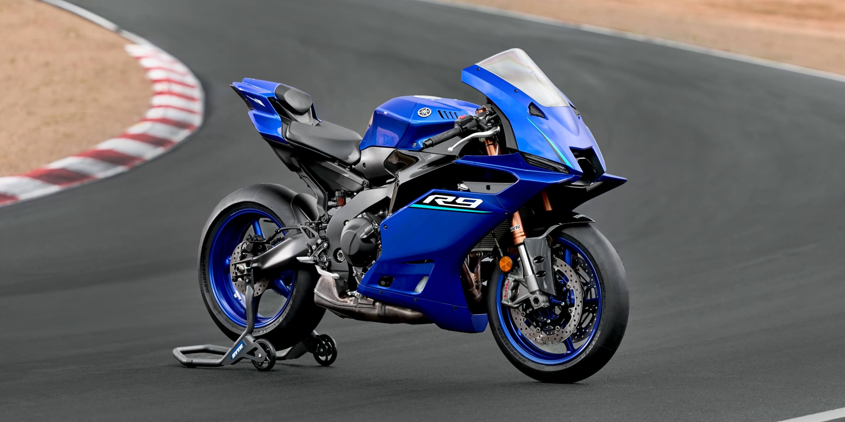 面全体でホリゾンタルのダイナミズムを創出