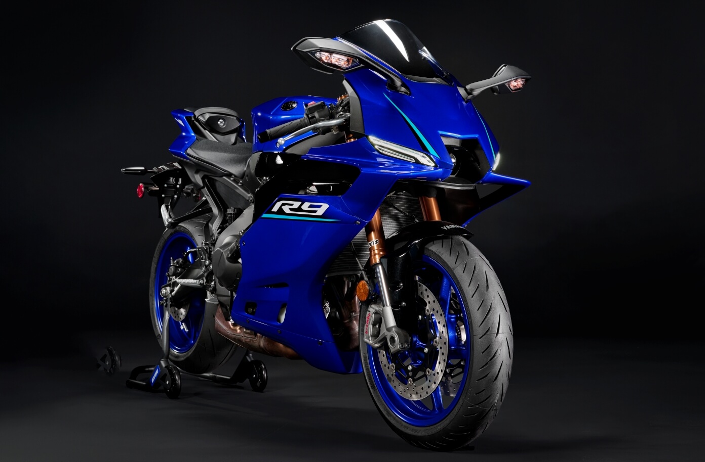 ヘッドランプ上部にはプレートを装着