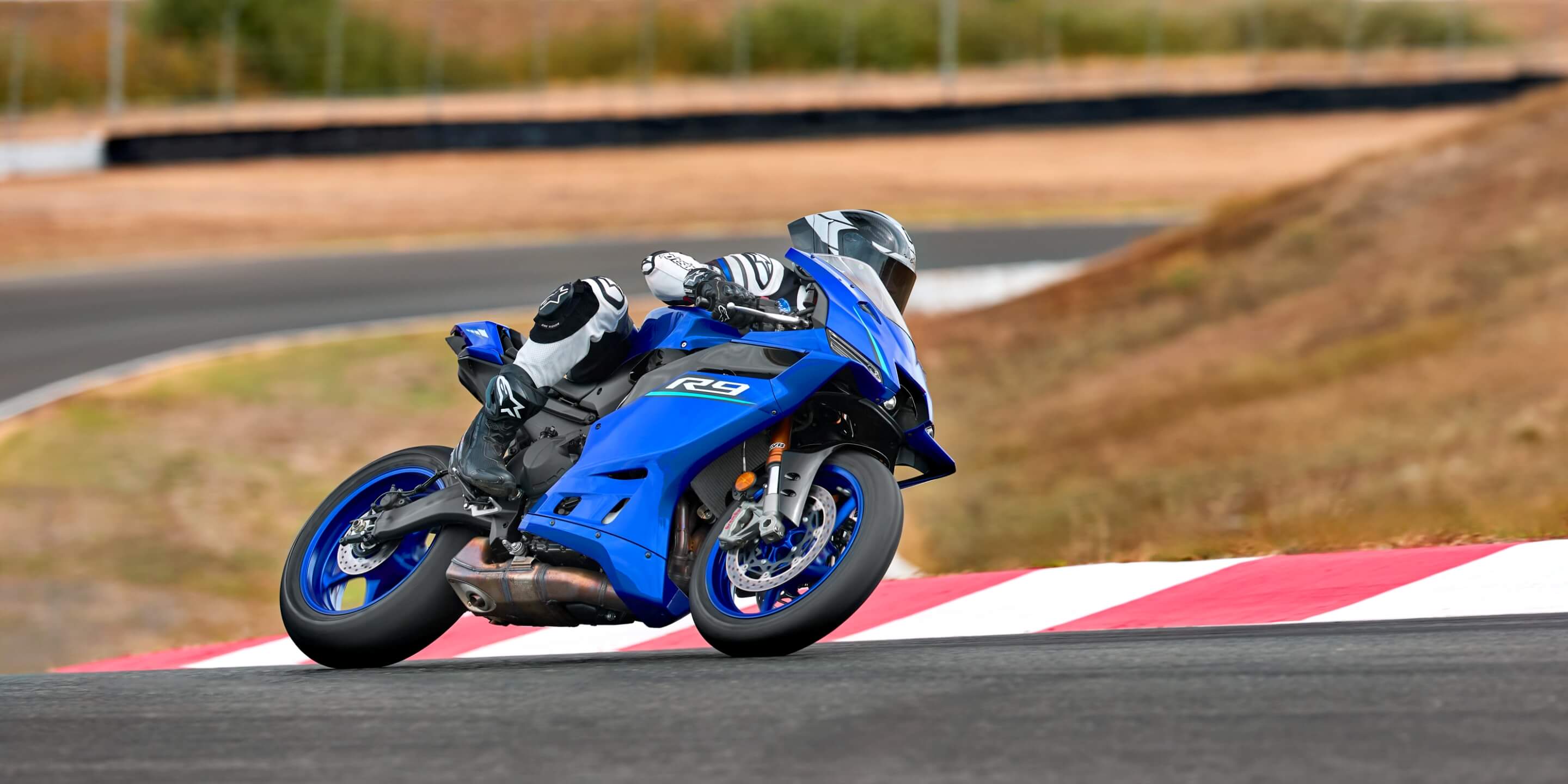 剛と柔のエリアが多面的に合わさったしなやかなフレームデザイン