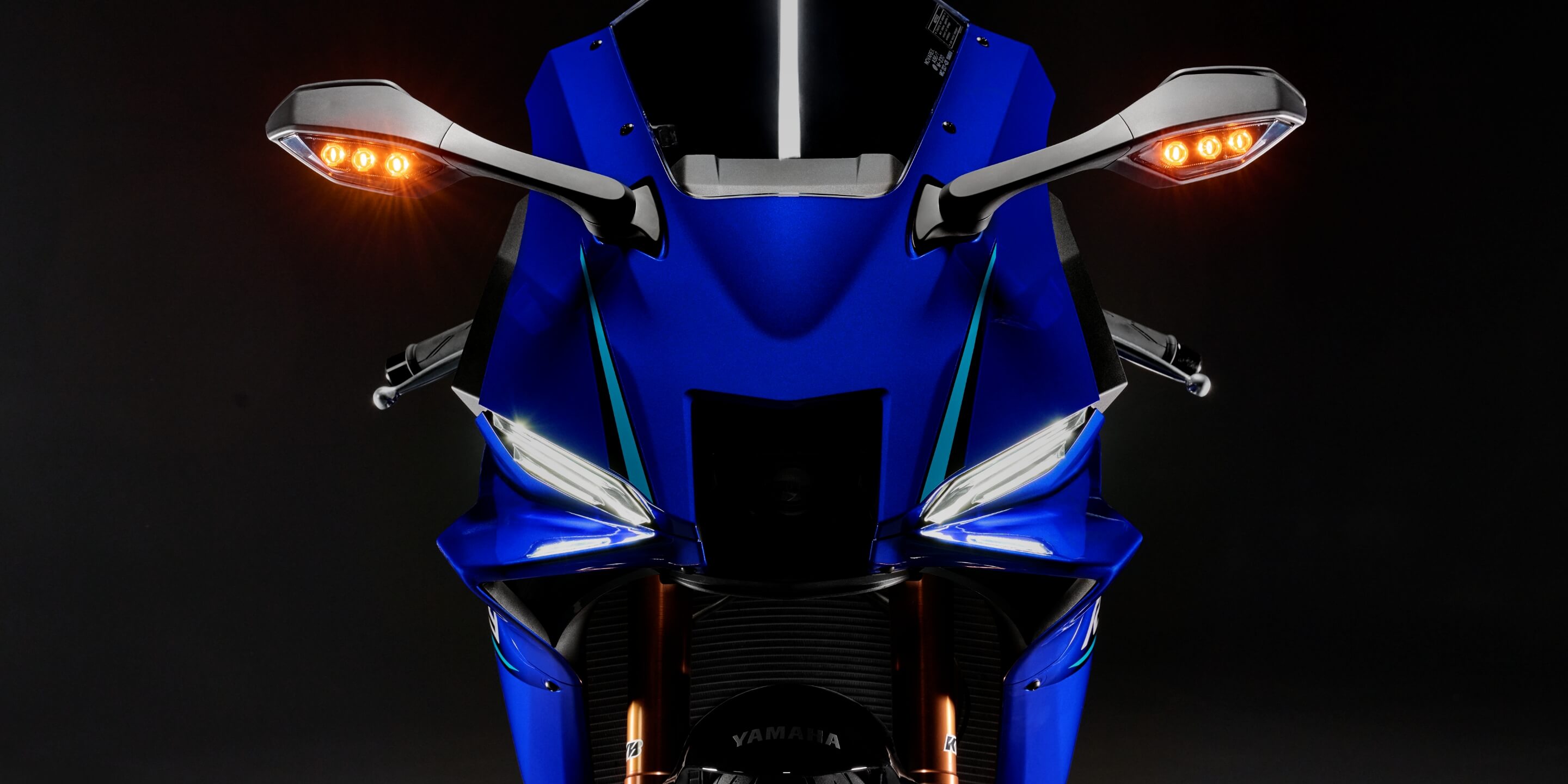 YZF-Rシリーズを強調するコンパクトなLEDヘッドランプ