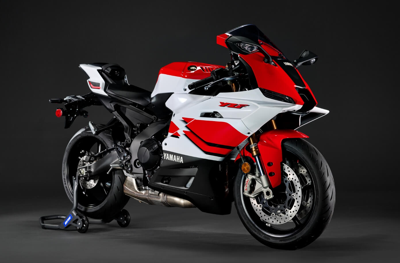 レース仕様車を彷彿とさせるゴールドのヤマハ音叉エンブレム