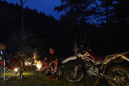 焚き火をしながら、アウトドア＆バイク談義