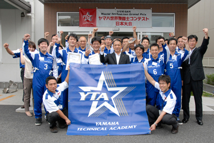 2012年の“ヤマハ世界整備士コンテスト”日本大会に出場したメカニック12名のみなさん