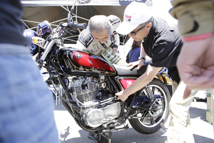 車体を前に「ヤマハパワービーム」の説明