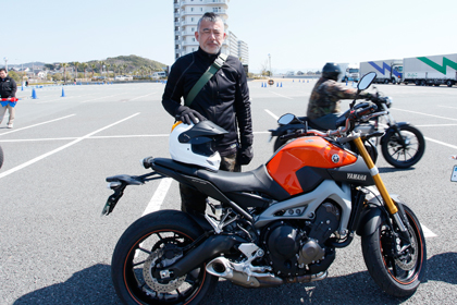 スーパーモタードテイストの外国製バイクにお乗りの男性