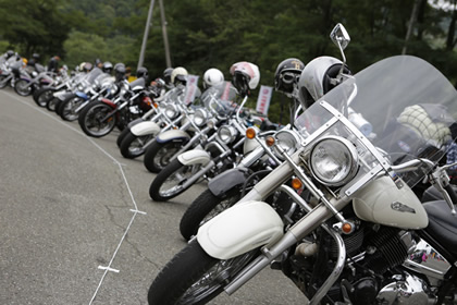 バイクが続々と会場入り