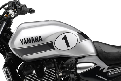 YAMAHA XJR1300 (RP01j) タンク