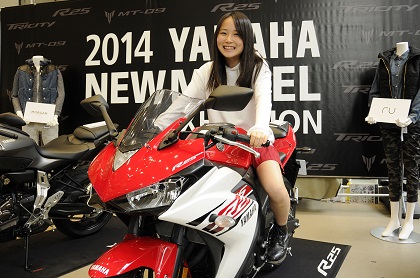 渋谷で女子がYZF-R25