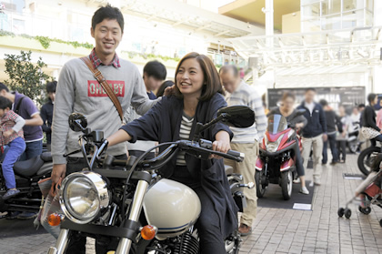 「彼がバイクに乗るので、だんだん自分でも興味を持つようになって来ました」という彼女