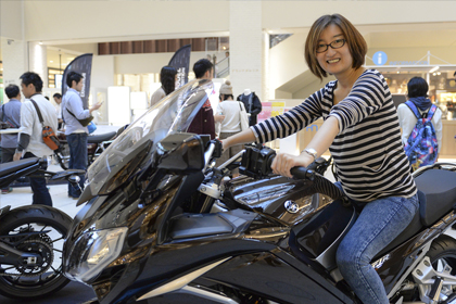 「現在はトリッカーに乗っています。大型バイクにも憧れていて、BOLTなんかいいかなと考えていたところです。荒川静香さんが乗っていて、すごくかっこよかったので」と話してくださった彼女は、この日がお誕生日。友達が横浜に集まってお祝いしてくれたのだとか。『お誕生日おめでとうございます。楽しいバイクライフを！』