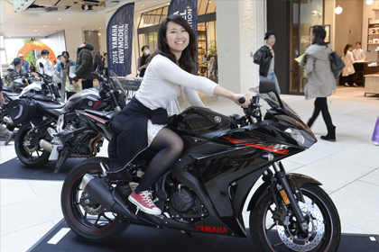 友達とオムレツ食べに行く途中、YZF-R25に魅せられて立ちどまってしまった彼女。「こんなにかっこいいバイクがあるなんて！これは二輪免許、取るしかないですね」と嬉しいことを