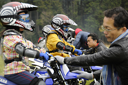 親御さんと一緒になってバイクに親しみ楽しんでもらう親子バイク教室