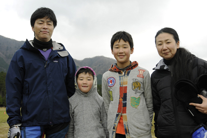 日頃からトライアルバイクを楽しんでいるというお父さんと、今回の親子ツーリングで12年ぶりにバイクに乗ったというお母さん。