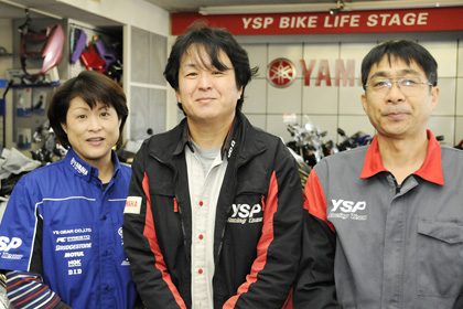 左から事務担当で社長の奥さま・掛水亜紀代さん、掛水義男社長、メカニックの浜岡誠二さん。