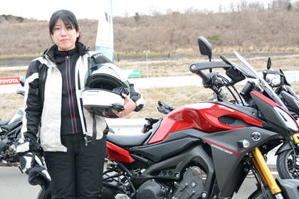 FZ1のオーナーさん。身長は160cmだそうです