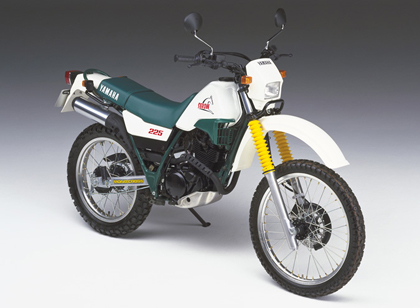 1985年、“マウンテントレール”と呼ぶオフロードの新ジャンルを提唱する初代「SEROW（セロー）」は誕生しました