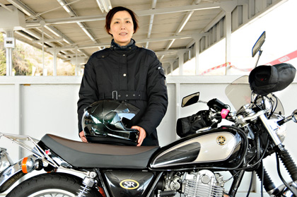 「バイクのことは詳しくないのですが、ものすごく楽しかったです。加速がシューーーンって感じで、コーナリングでスムーズに倒し込めて、自分の腕が上がったような錯覚を覚えたほど。本当におもしろかったです。しかもハンドルの振動がないので、全然疲れません！長距離乗っていても快適そうですね。ただ身長160cm、片足は付くけれど、足着きが厳しいのがちょっと残念。MT-09くらいの車高だとなお良かったですね」と昨年末に大型二輪免許を取得し、現在大型バイクを探しているというSRオーナーさん