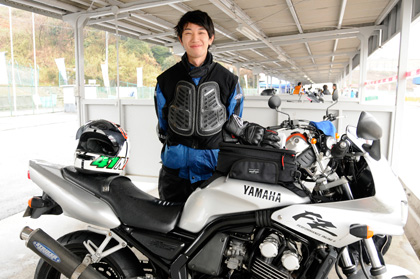 「よかった！軽くてパワーがあって、普段乗っている自分のバイクよりも足着きは良くなかったのですが、軽いので少しも不安はありませんでした。雨の中での試乗でしたが、安心して乗れました。ここまでの走行性能と機能装備で、本体価格97万円って安いですね？若者でも手が出せる新車です。正直、不満要素を見つけられなかった……普段キャンプツーリングに良く行くのですが、ぜひTRACERで行ってみたいですね」と名古屋からお越しのFZ400オーナーさん