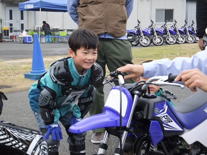 かっこいいバイクを目の前にして興味津々