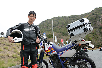 TRACERに試乗したいと朝一番に来場くださったヤマハ車3台のオーナーさん。「TRACERは、MT-09よりもフロント回りが重くなった分、落ち着きが出てしっとりした乗り味になっていました。シートも高くなりステップ位置も膝の曲がり方が緩やかになって長時間走行も快適そうです。タンク容量が増えたのもいいですね。10点満点の仕上がりでした。