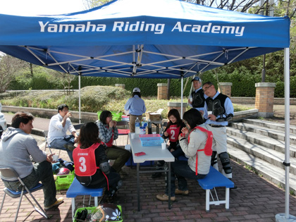 途中の休憩時間ではお菓子をつまみながら普段のバイクライフトークに花が咲きました＾＾