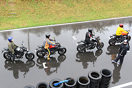 濡れるならびっしょり濡れちゃえ！ これもバイクの醍醐味のひとつです？