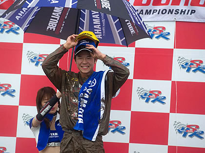 4月5日の全日本モトクロス開幕戦第1ヒートで早速2位表彰台を獲得した渡辺選手。ゼッケンは43です！