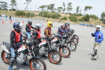 「バイクが倒れない極意をお教えしましょう。