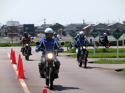 まずは場内でグループツーリング走行の練習。