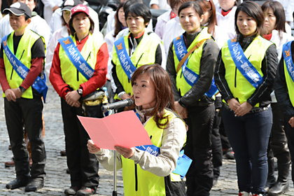 女性ライダーを代表してモーターサイクルジャーナリストの川崎由美子さんが「模範となる運転を心がけ安全運転を呼びかけます」と笑顔で安全運転宣言