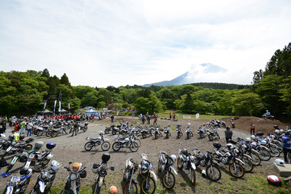 中部や関東を中心に約200台の新旧セローが集まりました。中には岩手や香川のナンバーも