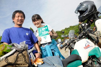 初期型角付きセローで、水戸から運転を交互に代わりながらタンデムで来場くださいました。