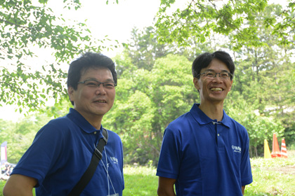 現行セローの開発プロジェクトリーダー・坂本（左）と車体プロジェクトチーフ・橋本。