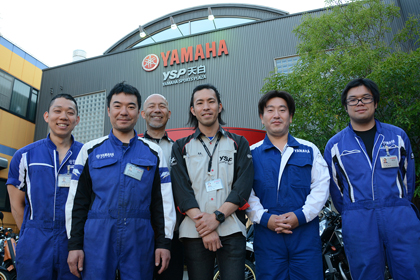 左からサービス担当・川野さん、竹内店長、営業担当・小林さんと花木さん、サービス担当・板井さんと平野さん。