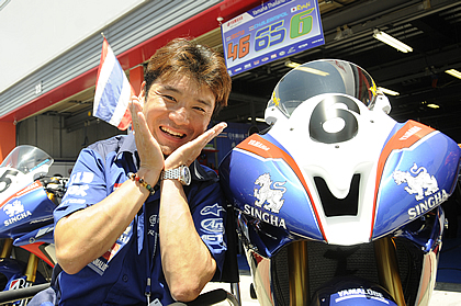 はじける笑顔はST600クラスに参戦のYamaha Thailand Racing Team#6横江竜司選手