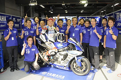 やっぱりナンバーワン！が似合います。そうです、この日YAMAHA FACTORY RACING TEAMの中須賀選手は23周という長丁場のレースで絶妙なスタートを決めると、一度もトップの座を譲ることなく独走で今季2勝目をマーク