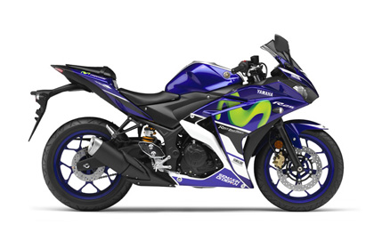 今回発表した「YZF-R25 Movistar Yamaha MotoGP Edition」は、そのワークスマシン「YZR-M1」のグラフィックをイメージ。スペインの大手電話会社／Movistar(モビスター)のロゴマークである