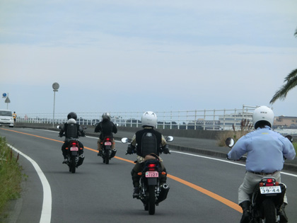 信号が赤になるのが見えたら早めのブレーキ、そして停車の際はバイクを直立に保ちましょう。この練習の繰り返しで低速バランスも身につきます。