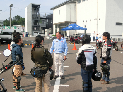 今回はインストラクターに元モトクロスライダーの鈴木智之さんも加わり指導にあたって頂きました。