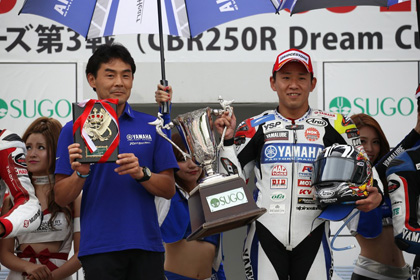 「YAMAHA FACTORY RACING TEAM」の中須賀克行選手はもてぎ大会に続く第4戦SUGO大会（http://race.yamaha-motor.co.jp/jsb1000/2015/rd04/）でも勝利し3連勝中。前人未到の全日本4連覇も夢じゃない！