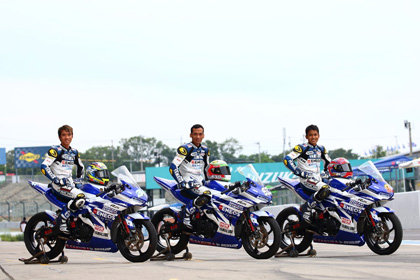 インドネシアにおけるヤマハのグループ会社が運営する「YAMAHA FACTORY RACING INDONESIA」。ヤマハブルーと白でまとめたR25が抜群にカッコいい。