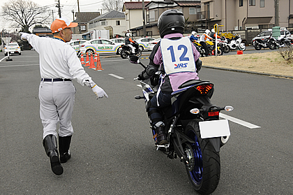 教習所以来のバイクで、体中に力が入っているのが分かります。インストラクターの方（なんと70歳を超えているそうです）が並んで走りながら丁寧に指導してくれました