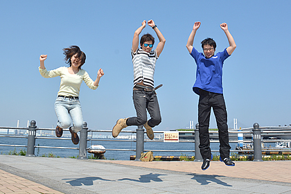 せっかくなので、横浜到着の喜びを、先輩とヤマハの方も誘って、全身で表してみました！