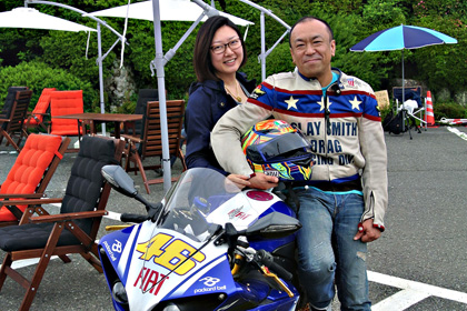 「基本、365日バイクに乗っているので（笑）暑くても寒くても、時には雪が降っていても気にしません！毎年、夏は北海道か九州にツーリングに出かけています」と言うYZF-R1オーナーの彼。「彼の影響でMotoGPを見るようになってV・ロッシ選手の大ファンになりました！R1のタンデムシートは辛いけど（笑）、自然や風を全身でダイレクトに感じられるのはバイクの醍醐味ですよね」とロッシヘルメットを愛用の彼女